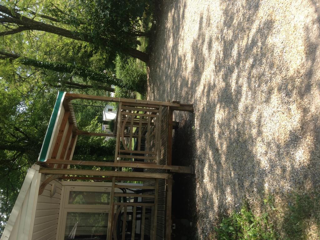 Le Camping Des 3 Lacs Belmont-Tramonet Exterior foto