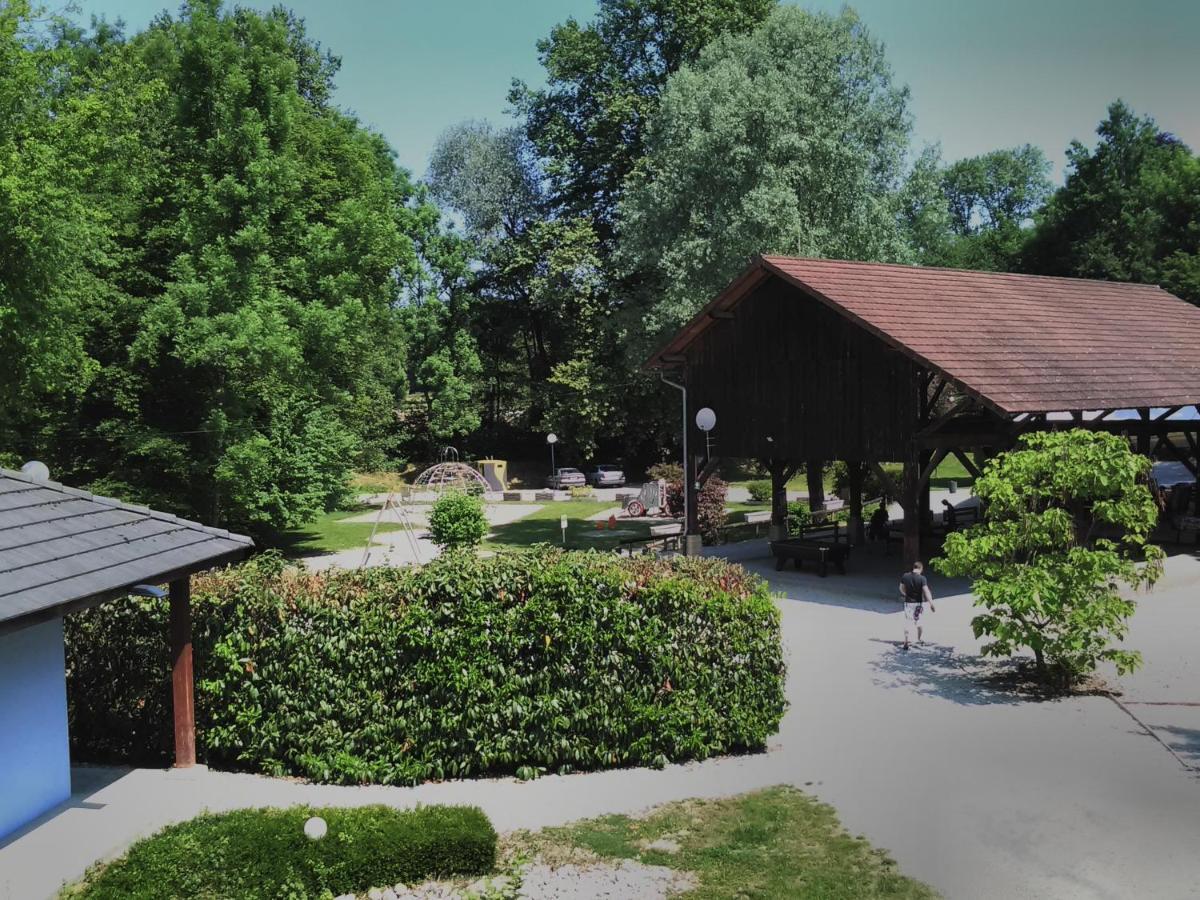 Le Camping Des 3 Lacs Belmont-Tramonet Exterior foto